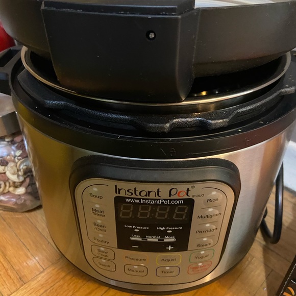 Instant Pot - like new condition - Picture 1 of 3